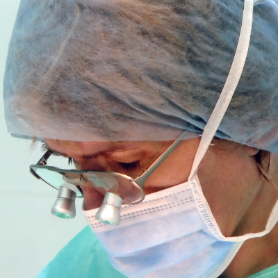 Dr n. med. Krystyna Jochan podczas zabiegu