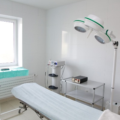 Sala zabiegowa, w której przeprowadzane są specjalistyczne zabiegi operacji powiek.
